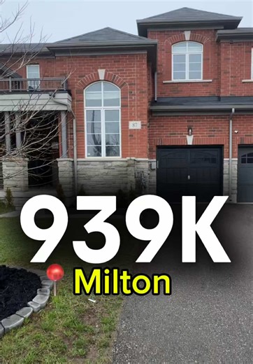 With just $69,000 down 💰 you can get this freehold townhouse in Milton 🏡🔥 Listed at $939,000, this 3 🛏️ home offers one of the best layouts you’ll come across 👀 Featuring high ceilings in the living room ✨ and 9-ft ceilings in the combined family & dining area, giving you a bright and open feel throughout the main living space 🍽️ Pot lights throughout add a modern touch, and the upgraded kitchen comes with quartz countertops, stainless steel appliances, and a very functional layout 🍳 Enjo