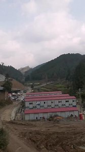 那有些死婆娘坐在一起了，说这个不好那个不好。你把你自家的事做好。不要乱评论别人。别人好不好和你没关系？你真好过，别人也不靠你生活