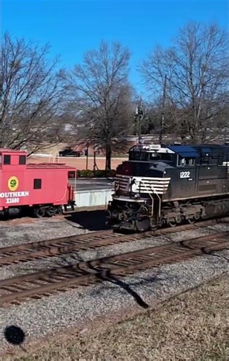 EMD SD70ACe "Rollin thru downtown" LOUD Roaring HORN! Norfolk Southern #1222 - #27a ‪@rider22‬​