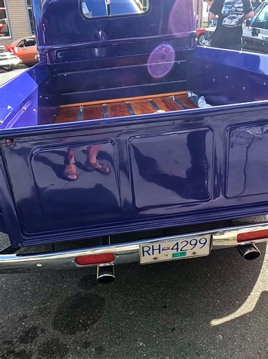 Picture 1948, when America was rebuilding, and the International Harvester KB-Series truck roared onto the scene! Fresh from World War II, International Harvester was a titan, having supplied over 100,000 trucks, jeeps, and scout cars to the Allied forces. These rugged machines crossed battlefields from Normandy to the Pacific, hauling supplies, troops, and victory. The 1948 KB-5, with its sleek chrome grille and 214-cubic-inch Green Diamond engine, carried that wartime toughness into peacetime.