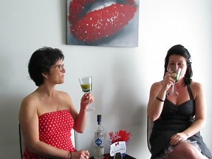 Aujourd’hui, fête des québécois🚹 et québécoises🚺, je lève mon verre🍸 à tous ceux qui avez trouvés le courage💪🏻 de faire le défi têtes rasées de Leucan Félicitation ! 👍🏻👍🏻👍🏻 Marie-Hélène Paré je te lève aussi mon 🍸verre. C’est un coeur en or que contient la magnifique personne que tu es. « Tching Tching » Et à vous tous, les pompettes, il vous reste une semaine pour donner le prix d’un verre de vin🍷ou, de la bouteille au complet, et encourager Marie-Hélène à dépasser son objectif de 