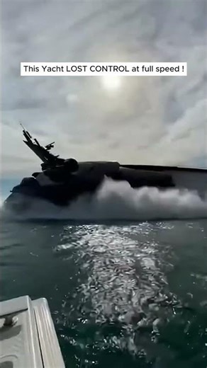 This yacht LOST CONTROL at full speed ! #yacht #speed #fail