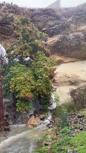 Dana Point Falls is flowing! It will be flowing all day as long as it keeps raining. This waterfall only exists due to run off from up above so as soon as it stops raining, this will stop flowing shortly after. To get here, drive to Baby Beach in Dana Point and you’ll see all the cars stopped just to the south of there. #ocoutdoors #danapoint | Orange County Outdoors