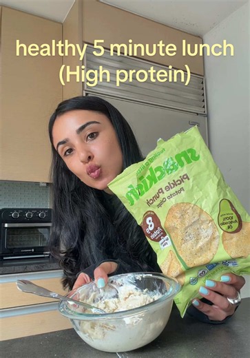 My favorite lunch ever and it’s so so easy to make! #highprotein #highproteinlunch #healthymeal #fasthealthymeal #snackiish @Snackish @Thrive Market @Chobani healthy chicken salad