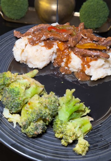 Back in them pots! 👩🏽‍🍳#peppersteak #cookingathometiktoktv #cooking #letseat