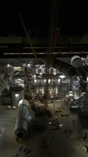 Sołtys Dźwiga on Instagram: "Wyciąganie zbiornika +200 ton. Największe podnoszenie w historii firmy. Demag CC 2800-1."