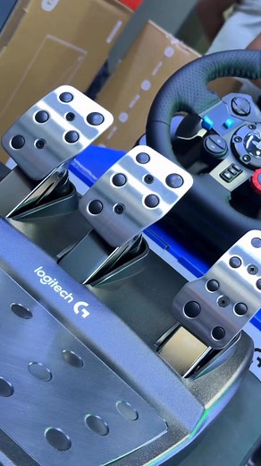 5.1K views · 31 reactions |  Este es el timon Logitech G29 Características: • Force Feedback de doble motor • Rotación 900° • Pedales ajustables (acelerador, freno y embrague) • Construcción en acero y cuero • Controles integrados en el volante ¡Consíguelo aquí en Gaming World! Pídelo ahora mismo, mi king.  #logitech #g29 #gamingworld #setupgamer #gamingsetup | GamingWorld | Facebook