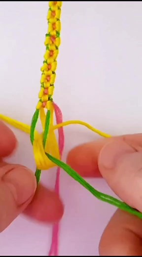 Macrame Bracelet Tutorial: Flower Bracelet