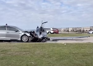 Un avion rate son atterrissage et percute une voiture sur la route ! (  vidéo)