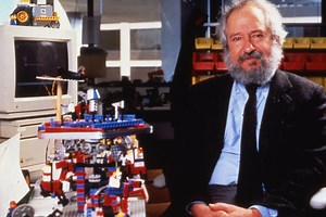 Professor Emeritus Seymour Papert, pioneer of constructionist learning, dies at 88