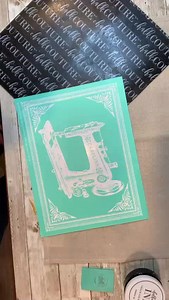 Inking an antique sewing machine onto a placemat to put on my real antique sewing machine! I really love how this turned out. Comment SEW for the list of supplies used. 🧵🪡 #diyfarmhousedecor | The Chalk Creative Workshop