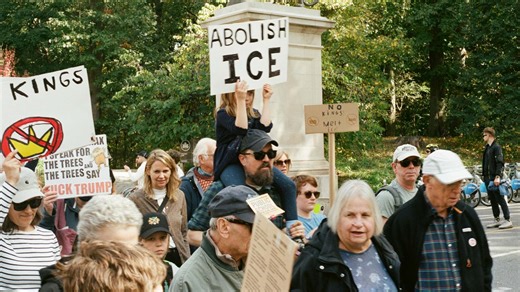 Rick Scott calificó de «locura» el video de Tim Walz donde pide a las personas sacar su teléfono y grabar a los agentes de ICE si los ven en su vecindario