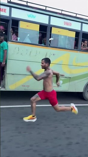 racing a bus w/ @sprinter_gopi 🤯 #speedrun #sprinting #commute #BeastMode #trackandfield #shorts