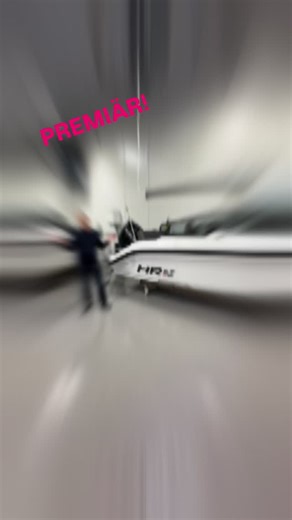 VECKANS FILM UTE NU - HR 5.7 BR Vi passade på att filma när vi besökte fabriken i Laxå och Göran gör en snabbgenomgång av SENASTE modellen från svenska Höga Rodd - HR 5.7 BR. HR 5.7 BR är en mångsidig bowrider från svenska HR Boat tillverkad i Laxå med fokus på sjösäkerhet, hållbarhet och praktisk användning. Med plats för sex personer och ett robust glasfiberskrov är den idealisk för fritidsaktiviteter och fiske. Den kan utrustas med upp till 150 hk motor och erbjuder utmärkt prestanda, stabili