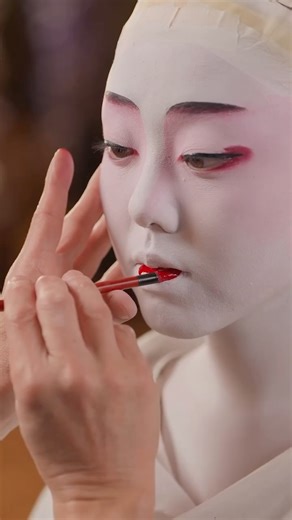 WAZA Studio | Pro Techniques:Traditional Japanese Stage Makeup #reels #explore #japan #japaneseculture #craftsmanship #makeup 【Traditional Japanese... | Instagram