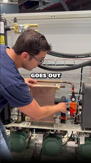 How does heat recovery in a CO2 rack help preheat water or heating systems in supermarkets?