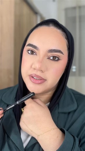 Hind sebbar on Instagram: "Khol tutorial 🖤 @loreal_morocco infallible gel crayon 24 h waterproof @muacosmetics.ma obsession eyeshadow palette . . . #reels #reelsinstagram #makeuptutorial #khol #eyetutorial #cateye #makeup"