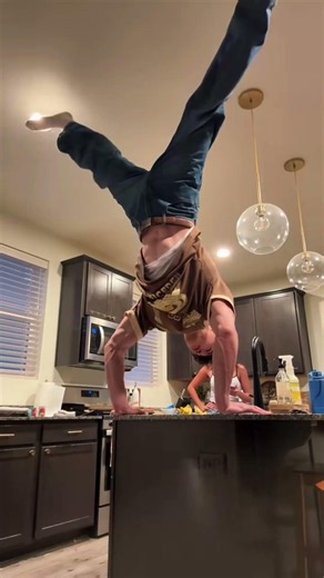 Walking on air #calisthenics #calisthenicsmotivation #airwalk #handstand