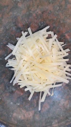 18 reactions | Who knew ONE egg + ONE potato could create THIS crispy...