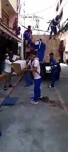 Kasalukuyang naghahatid ng mga COVID-19 Food Security Program (FSP) boxes sa District 2 at District 3 ang mga kawani ng DEPW, DPS, at MTPB. Kabilang ang Barangay 246 Zone 22 na sakop ng District 2 sa mga nakatanggap ng food boxes ngayong araw ng Linggo, July 11. Patuloy na sinisikap ng ating mga kawani na ma-deliver ang FSP boxes sa lalong madaling panahon sa mga pamilya sa nasabing mga distrito. Antabayanan n'yo lang po ang mga food boxes ninyo. Dapat ay pagka-deliver namin sa mga ito ipamahagi