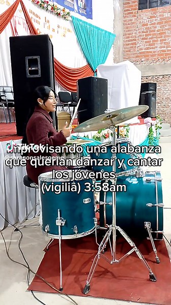 Tocando Alabanzas en la Batería: Mujeres Cristianas y Remolineando