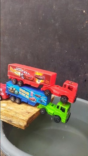 Mobil mainan truk kontainer