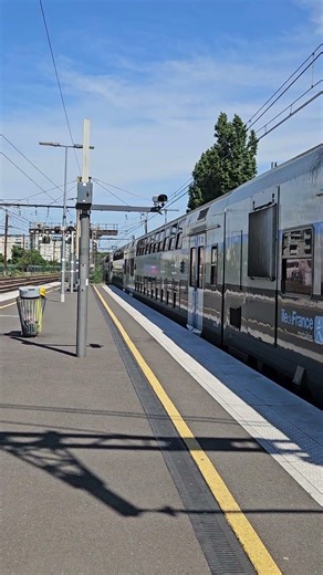 La magnifique course entre la Z20500 et le tgv inouï en gare du vert de maisons