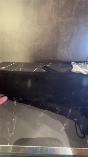 Kabelloser Lockenstab mit LCD-Display – Perfekte Locken jederzeit & überall Entdecke den automatischen, kabellosen Lockenstab mit intelligenter Temperatur- und Zeitsteuerung für müheloses Styling. Die Keramikbeschichtung schützt dein Haar, während das LCD-Display präzise Kontrolle bietet. Dank USB-Aufladung ist er ideal für Reisen und schnelle Stylings unterwegs. Mit schnellem Aufheizen, 2-in-1 Funktion und tragbarem Design ist dieser Lockenstab ein Must-have für moderne Beauty-Lovers. Highlight