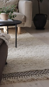 3.7K views · 15 reactions | This shaggy rug brings warmth and style to every step! 臨 ⁠ ⁠  Rug ID: CVD22775 - Dixon Cream White⁠ ⁠ Video by @alexandra.lofgrens⁠ 﫶 | Rugvista | Facebook