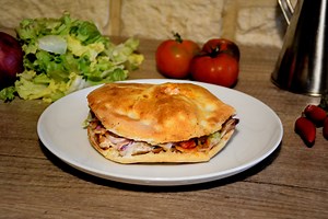 Doner Kebab ricetta: panino o piadina con verdure e salse