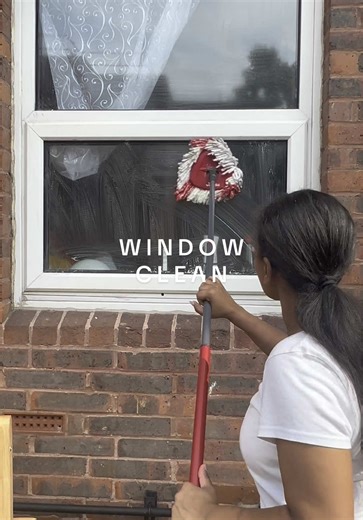 Effective Window Cleaning Hacks with Kids