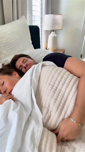 Fernanda Agnes on Instagram: "Snooze, but make it chic ✨ See more @fernandafriends_"