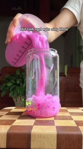Ly Sữa Chua Trái Cây Màu Hồng Phấn Tươi Mát Thơm Ngon