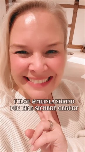Caro | Hebamme • MOM • Schwangerschaft •Geburt mit 🤍 on Instagram: "Hör auf zu googeln“ Bist du schwanger und merkst, wie dich Google eher verunsichert als beruhigt? Ich verspreche dir: Du bist damit nicht allein. Ich bin seit 20 Jahren Hebamme – und ich sehe jeden Tag, wie viel Angst durch falsche oder unklare Informationen entsteht. Dabei darf Geburtsvorbereitung leicht, verständlich und ruhig sein. Hier bekommst du: • klare Hebammenfakten ohne Panik • Rituale, die wirklich helfen • Körperwis