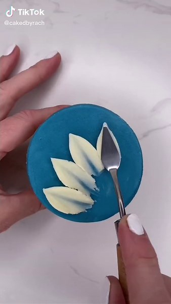 Daisy Cupcake Decorating with Buttercream | Palette Knife Art