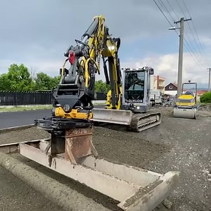 Engcon EC209 working on this Wacker Neuson ET90 showing how handy a tool the grading beam is working with a tilty 😎💪🇸🇪 🎥: Gappa Tiltrotator Slovakia | engcon UK Ltd