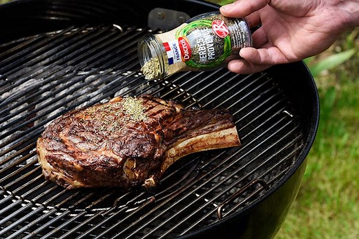 Réussir sa côte de bœuf au barbecue Weber avec les épices Ducros