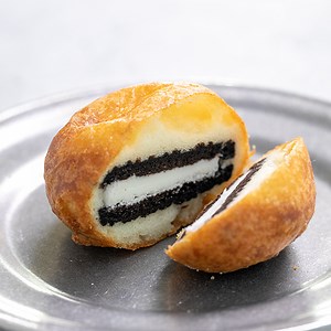 Who can resist Gluten Free Fried Oreos, made with the real deal chocolate sandwich cookies dipped in just-right batter and gently fried to crisp-tender heaven? It's about time! (see profile for details) For recipe instructions, ingredients and substitutions, head over to the post: https://glutenfreeonashoestring.com/gluten-free-fried-oreos/ #oreos #glutenfreecookie #glutenfreedessert #glutenfreelife #glutenfreeeats #glutenfreerecipe #friedoreos #friedfoodheaven | Gluten Free on a Shoestring