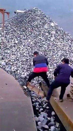 Unloading process of gravel from barge