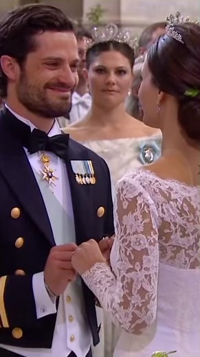 This was a cute but nervous moment during Carl Philip and Sofia’s wedding 😂🙈 Photo: Kungahuset on YouTube #swedishroyalfamily #royalfamily #wedding #royalwedding #kungahuset #kungafamiljen #funny #roligt #sweden #sverige #bröllop #royals #princesssofia #princecarlphilip #prinscarlphilip #prinsessansofia #ring