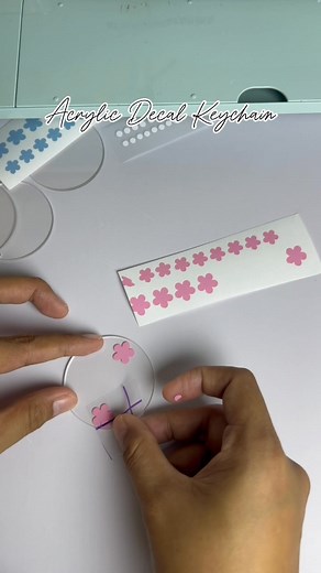 81K views · 569 reactions | Let's make acrylic decal keychain. Materials are in the comment section栗‍♀️ #acrylickeychain #keychains | KraftsbyKarenina | Facebook