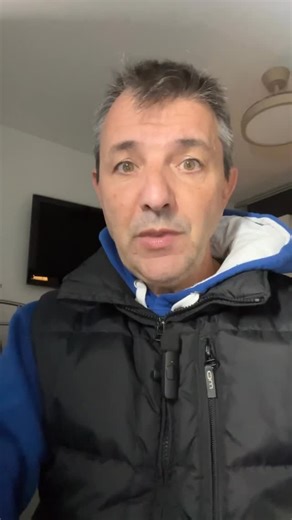 Jose Vidal on Instagram: "El CrossFit no nació como competición, sino como un método de entrenamiento general basado en movimientos funcionales, fuerza y alta intensidad. Esto, conviene aclararlo, no era nuevo: el entrenamiento concurrente, los circuitos y la combinación de capacidades físicas ya existían desde hace décadas en la preparación física y el deporte. Lo diferencial de CrossFit fue el modelo de aplicación y la cultura: WODs diarios, benchmarking constante, comunidad y reto continuo. �