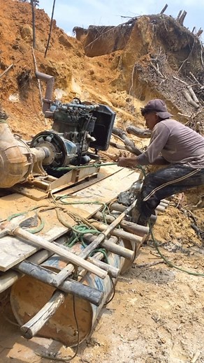 Good morning gold mining friends..!!! Crank the 6 piston gold mining machine alone manually..It's on my boss.. #goodmorning #goodnight #gold #oro #mining #friends #crankshaft #crank #piston #machine #powertools #power #chalenge #skills #machine #manual #traditional #alone #trend #weekend #holiday #SundayService #fb | Nopelindo Karnopa Railis