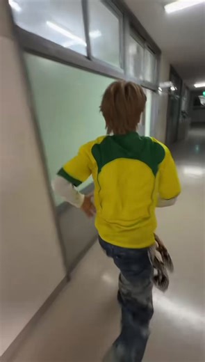 "No tienen diversidad" y aparece un chico con la camiseta de BrazilNo es que no sean diversos o que odien otras culturas, simplemente no toleran criminales