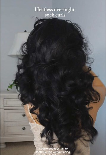 Simple overnight heatless curls sock tutorial 🤍🎀 should I make more heatless hairstyle tutorials like these ??⭐️ #heatlesscurls #blowout #sockcurls #sockcurlstutorial #fyp