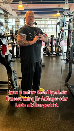 Mike Interessant Official on Instagram: "Heute in meiner Serie Tipps beim Fitnesstraining für Anfänger oder Leute mit Übergewicht. Die Beinpresse ist ein wirkungsvolles Fitnessgerät für das Training des Unterkörpers. Sie trainiert hauptsächlich den vierköpfigen Oberschenkelmuskel (Quadriceps femoris), den großen Gesäßmuskel (Gluteus maximus) sowie die hintere Oberschenkelmuskulatur (Beinbizeps). Ergänzend werden die Adduktoren der Oberschenkelinnenseite und die Wadenmuskulatur mitbeansprucht. #f