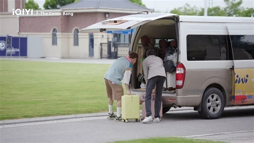 248K views · 7.9K reactions | Ye Qi helps Qian Dai carry luggage 麟欄  <The Comic Bang>  Cast: Shen Yue, Wang Jing Xuan and others.  NOW STREAMING ON iQIYI #iQIYI #开画！少女漫 #TheComicBang | iQIYI Philippines | Facebook