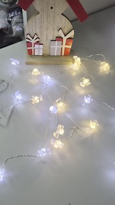 Serdecznie zapraszamy 💖 Girlanda 10LED mini z dekoracją - aniołki, srebrny przewód, na baterie 3xAA (załączone) MIX Świąteczne Mini Lampki LED – Aniołki (10 szt.) Wprowadź magiczny, zimowy klimat do swojego wnętrza! Ten urokliwy zestaw 10 mini lampek LED to idealny dodatek do Twoich świątecznych dekoracji. Lampki posiadają dekoracyjne, przeźroczyste nakładki w kształcie aniołków, które po włączeniu emitują jasne światło o zimnobiałej barwie, doskonale wpisującej się w estetykę mroźnej zimy i Św