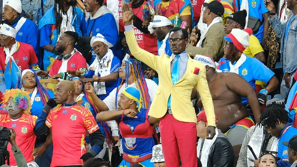 Afrika Cup: Kongo-Fan ehrt Freiheitskämpfer mit stiller Pose