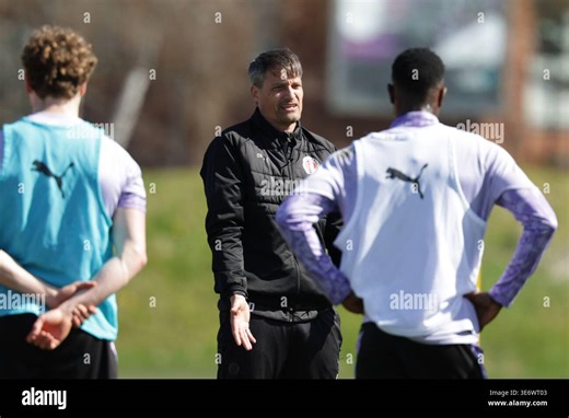 2026.04.08 xfsx Fussball 1. Bundesliga FC St. Pauli - Training am der Kollaustrasse v.l. Trainer Alexander Blessin (FC St. Pauli) spricht zu den Spieler (DFL regulations prohibit any use of photographs as image sequences and/or quasi-video. (Photo by HMB Media/Fernando Soares/Sipa USA Stock Photo - Alamy
